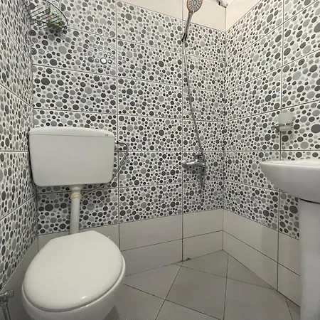 Vila Hiso Pensionat Qeparo